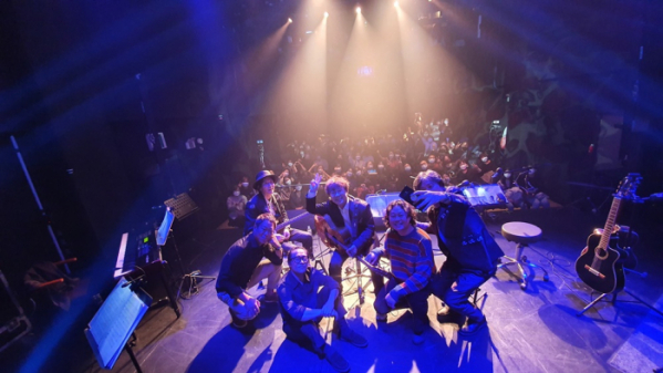 ▲자전거탄풍경(사진 = ㈜더에이치컬쳐스 제공)