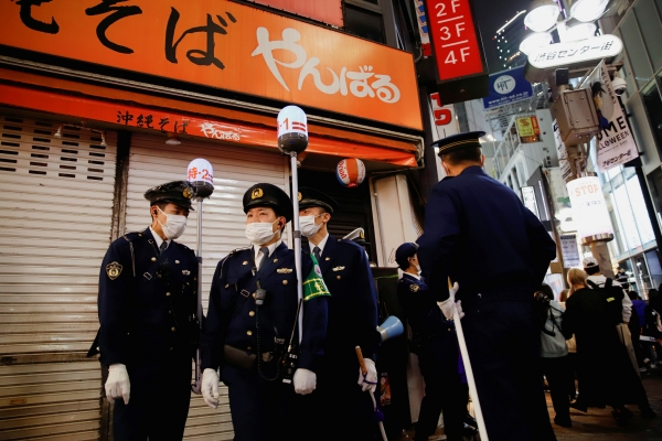 ▲일본 도쿄에서 경찰들이 31일 주변을 살피고 있다. 도쿄/로이터연합뉴스
