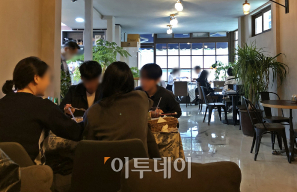 ▲1일 서울 중구에 있는 한 식당에서 직장인들이 식사를 하고 있다. 이날은 단계적 일상회복을 의미하는 '위드 코로나'로 전환하는 첫날이다. (홍인석 기자 mystic@)