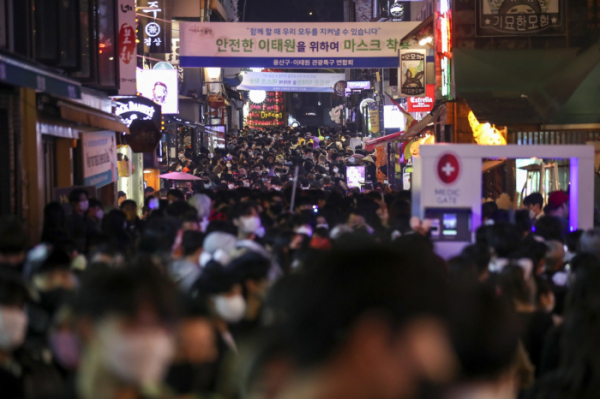 ▲핼러윈 데이인 31일 오후 서울 용산구 이태원 세계음식거리가 시민들로 북적이고 있다. (뉴시스)