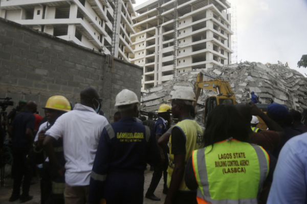 ▲1일(현지시간) 나이지리아 라고스에서 인명 구조요원들이 공사중이던 건물 붕괴 현장을 지켜보고 있다. (연합뉴스)