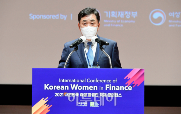 ▲김상철 이투데이 대표이사가 3일 서울 여의도 한국거래소 콘퍼런스홀에서 열린 '2021 대한민국 여성 금융인 국제콘퍼런스'에서 개회사를 하고 있다. 이투데이가 여성금융인네트워크와 공동 주최한 이번 행사는 '지속가능한 성장을 이끄는 새로운 물결 -ESG 투자 책임과 이사회 다양성-'을 주제로, 내년 8월 자본시장법 개정의 시행을 앞두고 금융계 고위직의 다양성 확보 방안을 모색하기 위한 공론의 장이다. 신태현 기자 holjjak@