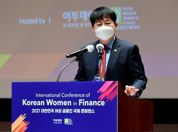 ▲구윤철 국무조정실장이 3일 서울 여의도 한국거래소 콘퍼런스홀에서 열린 '2021 대한민국 여성 금융인 국제콘퍼런스'에서 축사를 하고 있다. 이투데이가 여성금융인네트워크와 공동 주최한 이번 행사는 '지속가능한 성장을 이끄는 새로운 물결 -ESG 투자 책임과 이사회 다양성-'을 주제로, 내년 8월 자본시장법 개정의 시행을 앞두고 금융계 고위직의 다양성 확보 방안을 모색하기 위한 공론의 장이다. 신태현 기자 holjjak@