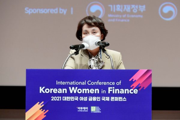 ▲정춘숙 국회 보건복지위원회 위원이 3일 서울 여의도 한국거래소 콘퍼런스홀에서 열린 '2021 대한민국 여성 금융인 국제콘퍼런스'에서 축사를 하고 있다. 이투데이가 여성금융인네트워크와 공동 주최한 이번 행사는 '지속가능한 성장을 이끄는 새로운 물결 -ESG 투자 책임과 이사회 다양성-'을 주제로, 내년 8월 자본시장법 개정의 시행을 앞두고 금융계 고위직의 다양성 확보 방안을 모색하기 위한 공론의 장이다. 신태현 기자 holjjak@