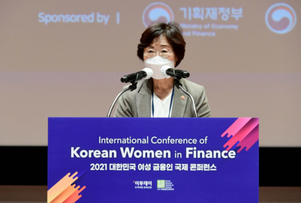 ▲정영애 여성가족부 장관이 3일 서울 여의도 한국거래소 콘퍼런스홀에서 열린 '2021 대한민국 여성 금융인 국제콘퍼런스'에서 축사를 하고 있다. 이투데이가 여성금융인네트워크와 공동 주최한 이번 행사는 '지속가능한 성장을 이끄는 새로운 물결 -ESG 투자 책임과 이사회 다양성-'을 주제로, 내년 8월 자본시장법 개정의 시행을 앞두고 금융계 고위직의 다양성 확보 방안을 모색하기 위한 공론의 장이다. 신태현 기자 holjjak@