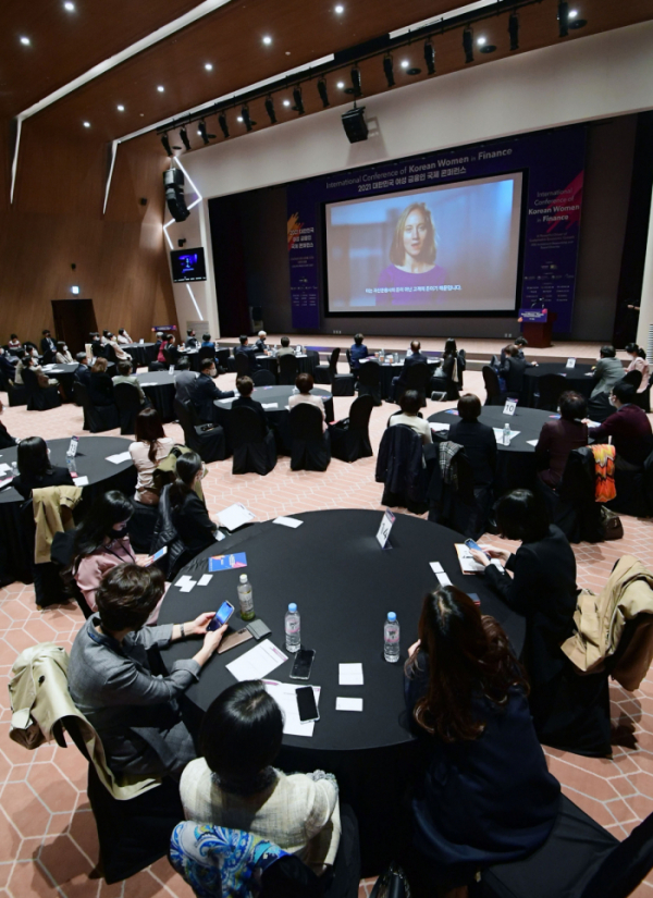 ▲산드라 보스(Sandra Boss) 블랙록 글로벌 책임 투자 총괄 겸 집행위원회 회원이 3일 서울 여의도 한국거래소 컨퍼런스홀에서 열린 '2021 대한민국 여성 금융인 국제콘퍼런스'에서 기조강연을 하고 있다. 이투데이가 여성금융인네트워크와 공동 주최한 이번 행사는 '지속가능한 성장을 이끄는 새로운 물결 -ESG 투자 책임과 이사회 다양성-'을 주제로, 내년 8월 자본시장법 개정의 시행을 앞두고 금융계 고위직의 다양성 확보 방안을 모색하기 위한 공론의 장을 마련했다. 고이란 기자 photoeran@