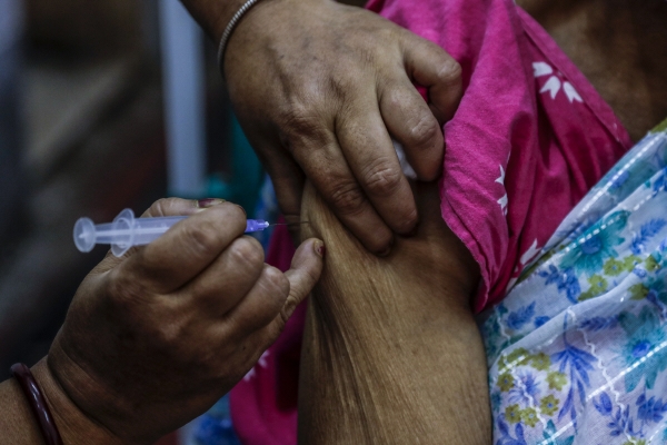 ▲지난달 21일 인도 남부의 한 보건소에서 코백신을 접종하고 있다. AP연합뉴스
