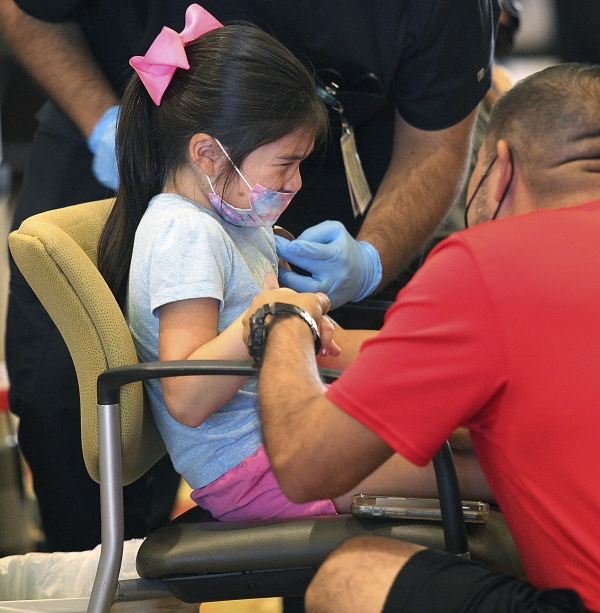 ▲미국 텍사스 에딘버그의 한 병원에서 3일(현지시간) 5살 어린이가 백신을 접종하고 있다. 에딘버그/AP연합뉴스
