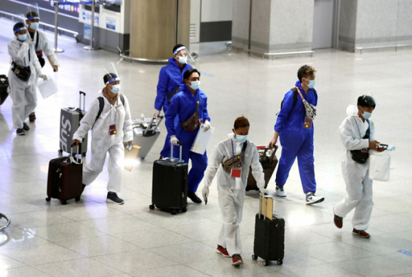 ▲방호복을 입은 외국인들이 인천공항을 통해 입국하고 있다.  (뉴시스)