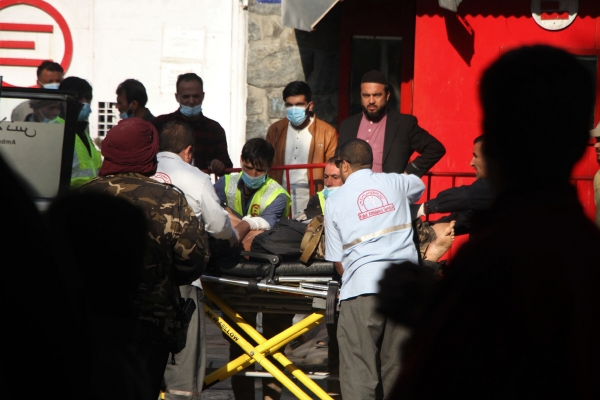 ▲(뉴시스) 지난 2일(현지시각) 아프가니스탄 수도 카불 사르다르 모하마드 다우드칸 군병원 인근에서 발생한 폭탄 테러와 총격전이 발생했다. 사진은 부상자를 후송하는 의료진의 모습
