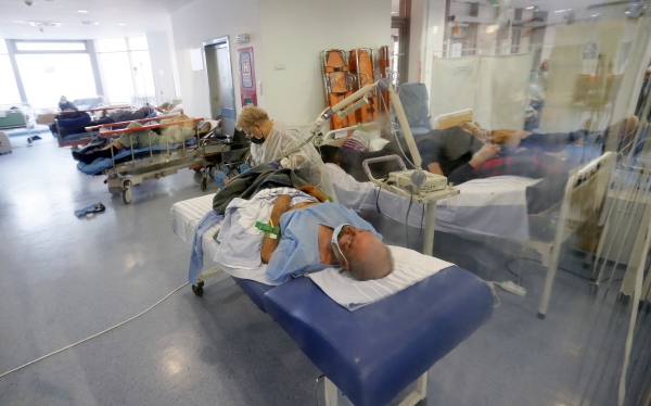 ▲루마니아 수도 부쿠레슈티의 한 병원에서 4일 신종 코로나바이러스 감염증(코로나19) 환자들이 산소마스크를 쓴 채로 누워있다. 부쿠레슈티/EPA연합뉴스 
