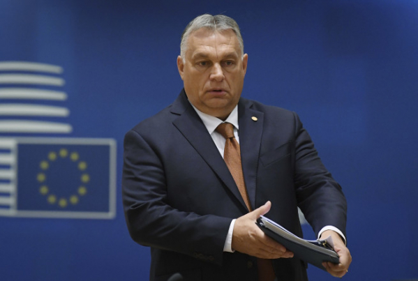 ▲빅토르 오르반 헝가리 총리가 지난달 22일 벨기에 브뤼셀에서 열린 유럽연합(EU) 정상회의에 참석차 회의장에 들어서고 있다. 브뤼셀/AP뉴시스