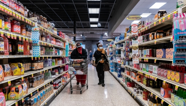 ▲미국 세인트루이스의 한 슈퍼마켓에서 고객들이 제품을 보고 있다. 세인트루이스/로이터연합뉴스 
