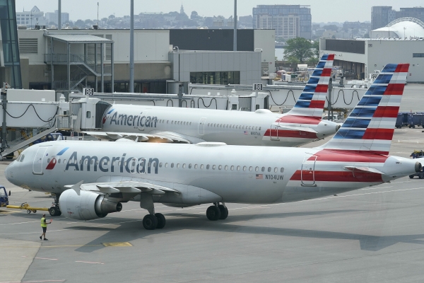 ▲아메리칸항공 여객기가 7월 21일 미국 보스턴 로건 국제 공항 터미널 근처에서 이륙 준비를 하고 있다. 보스턴/AP연합뉴스
