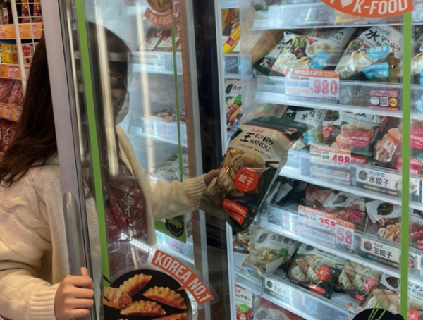 ▲일본 도쿄의 한 대형마트에서 소비자가 '비비고' 왕만두를 살펴보고 있다. (CJ제일제당)