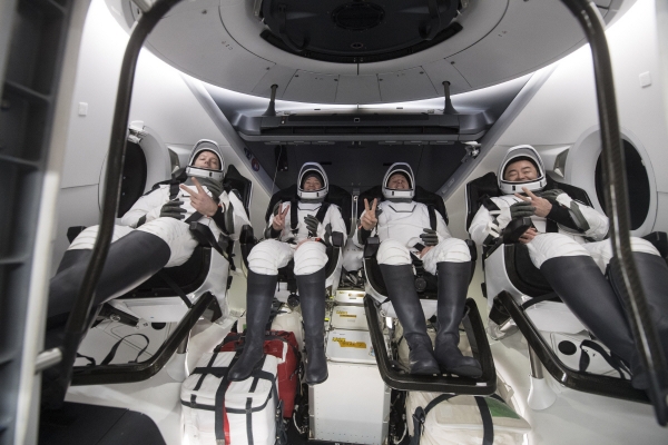 ▲국제우주정거장(ISS)에서 복귀한 4명 우주비행사가 8일(현지시간) 미국 플로리다주 펜사콜라 해안에 착수한 이후 포즈를 취하고 있다. 펜사콜라/ AP뉴시스
