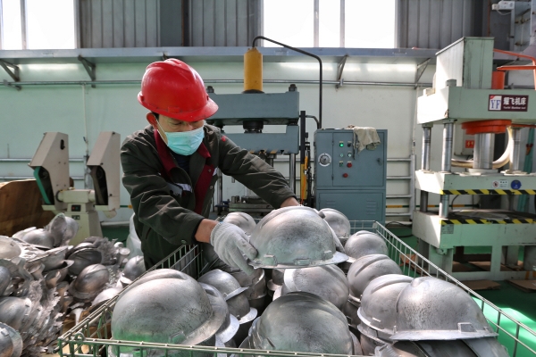 ▲(뉴시스) 중국의 한 마그네슘 철강 공장 모습. 최근 중국내 마그네슘 생산이 감소하며 마그네슘 가격도 급등했다.

