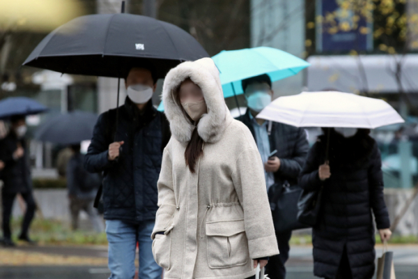 ▲초겨울 추위를 보이는 9일 오전 서울 종로구 광화문 네거리에서 시민들이 따뜻한 옷을 입고 있다. (뉴시스)