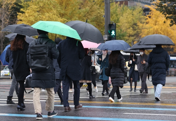 ▲ 서울 광화문광장에서 시민들이 두꺼운 옷차림을 한 채 걸어가고 있다. (연합뉴스)
