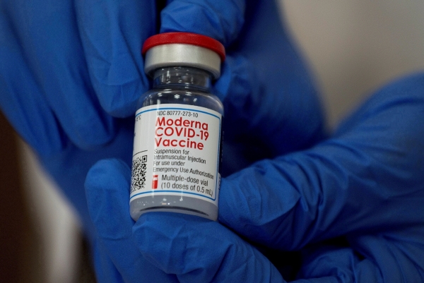 ▲한 직원이 지난해 12월 21일 미국 뉴욕의 한 병원에서 모더나 신종 코로나바이러스 감염증(코로나19) 백신을 보여주고 있다. 뉴욕/로이터연합뉴스
