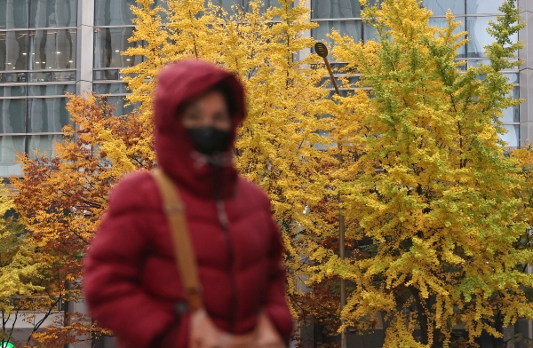 ▲(연합뉴스)9일 오전 서울 광화문광장에서 한 시민이 두꺼운 옷차림을 한 채 걸어가고 있다.
