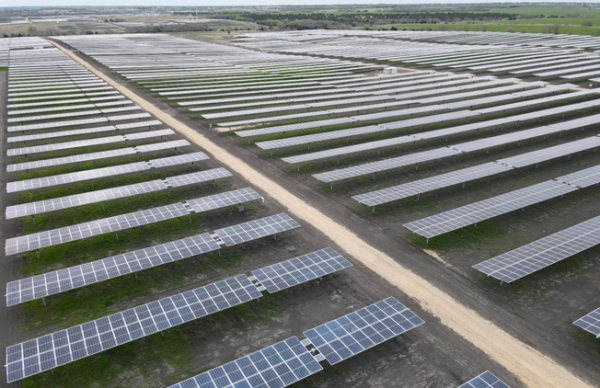▲한화큐셀이 건설한 미국 텍사스주 168MW 규모 태양광 발전소. 기사 내용과는 무관. (사진제공=한화솔루션)