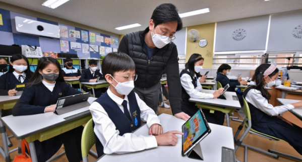 ▲홍대부속초등학교 학생들이 현대모비스가 개발한 교통안전 교육용 애플리케이션을 체험하고 있다.  (사진제공=현대모비스)