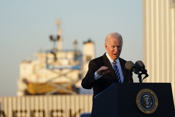 ▲조 바이든 미국 대통령이 10일 메릴랜드주 볼티모어 항만을 방문해 연설하고 있다. 볼티모어/AP뉴시스
