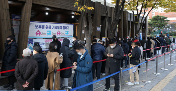 ▲11일 오전 서울 송파구보건소 선별진료소에서 시민들이 코로나19 검사를 받기 위해 줄을 서 있다. (뉴시스)