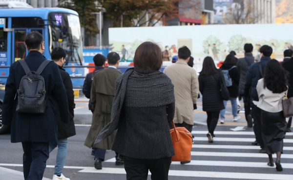 ▲(연합뉴스) 11일 오전 서울 종로구 세종로네거리에서 출근길에 나선 시민들

