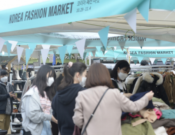 ▲코리아패션마켓 시즌4가 진행중인 가운데 31일 서울 마포구 현대백화점 신촌점 앞에 마련된 부스를 찾은 시민들이 쇼핑을 하고 있다. (본 기사와 직접적인 관련 없음) 조현호 기자 hyunho@  (이투데이DB)