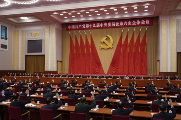 ▲ 11일(현지시간) 베이징에서 열린 공산당 제19기 중앙위원회  6차 전체회의(6중전회)에서 참석자들이 거수를 하고 있다. 베이징/AP뉴시스