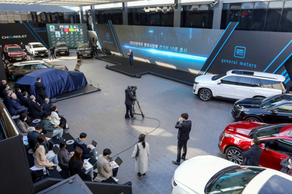 ▲12일 GM의 한국 디자인 센터에서 온라인으로 진행된 GM 미래 성장 미디어 간담회의 모습.  (사진제공=한국지엠)