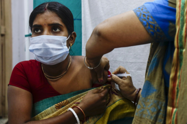 ▲인도 가리아의 의료센터에서 지난해 10월 5일 한 여성이 백신을 접종하고 있다. 가리아/AP뉴시스 