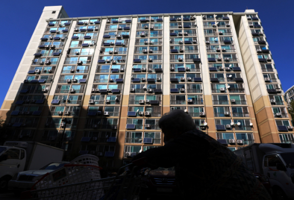 ▲3일 오후 서울 시내 한 아파트 단지 각 세대 외벽에 태양광 패널이 설치돼 있다. (뉴시스)