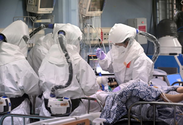▲코로나19 거점전담병원인 경기도 평택시 박애병원에서 의료진이 분주하게 움직이고 있다.  (사진제공=뉴시스)