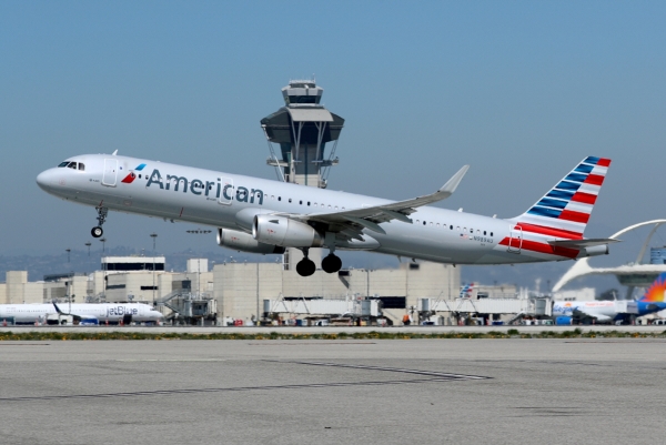 ▲미국 로스앤젤레스(LA) 국제공항에서 2018년 4월 28일 아메리칸항공의 에어버스 항공기가 이륙하고 있다. LA/로이터연합뉴스
