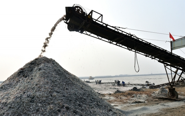 ▲중국 산시성 윈청의 한 소금 호수에서 2017년 2월 16일 노동자들이 황산마그네슘을 쌓고 있다. 윈청/신화뉴시스
