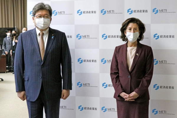▲지나 러몬도(오른쪽) 미국 상무장관과 하기우다 고치이 일본 경제산업상이 15일 도쿄에서 열린 회의에 앞서 포즈를 취하고 있다. 도쿄/AP교도연합뉴스
