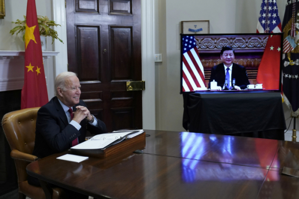 ▲조 바이든 미국 대통령이 15일(현지시간) 저녁 백악관 루즈벨트룸에서 시진핑 중국 국가주석과 화상형태로 정상회담을 하고 있다. 워싱턴D.C/AP뉴시스