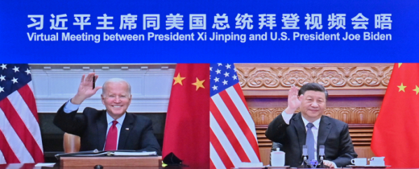 ▲조 바이든 미국 대통령(왼쪽)과 시진핑 중국 국가 주석이 16일(현지시간) 화상 정상회담에서 서로에게 손을 흔들고 있다. 신화뉴시스