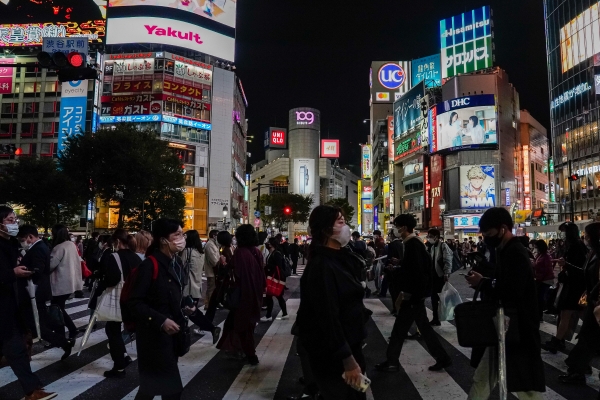 ▲일본 시민들이 지난달 25일 도쿄 시부야 거리를 걷고 있다. 도쿄/신화뉴시스

