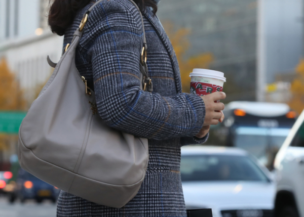▲쌀쌀한 초겨울 날씨를 보인 11일 오전 서울 종로구 세종로네거리에서 한 시민이 커피를 들고 횡단보도를 건너고 있다. (연합뉴스)