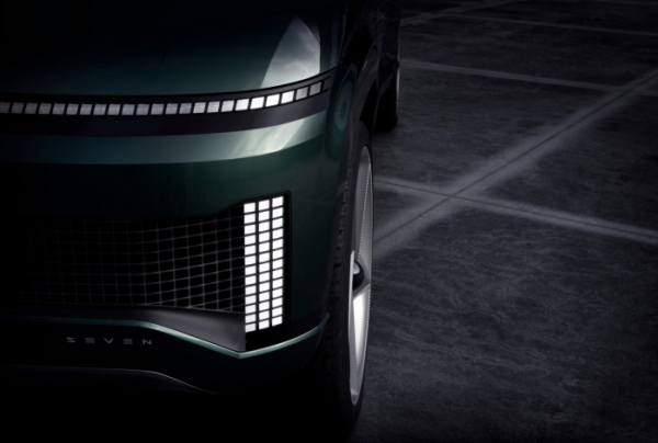 ▲현대차 콘셉트카 '세븐'의 부분 이미지. 아이오닉 5 출시와 함께 현대차의 상징이 된, 작은 LED 패턴이 모여 하나의 디자인을 이루는 이른바 '파라메트릭 픽셀' 디자인이 눈길을 끈다.   (사진제공=현대차)