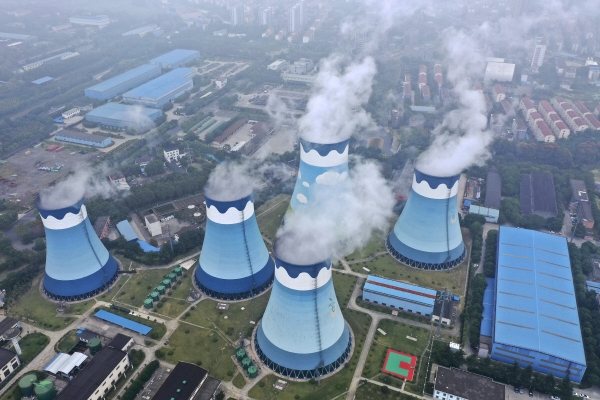 ▲중국 동부 장쑤성 난징에 있는 석탄 화력발전소의 냉각탑에서 증기가 뿜어져 나오고 있다. 난징/AP뉴시스
