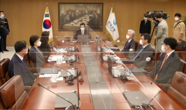 ▲금통위회의에 참석한 7명의 금통위원들.  (한국은행)