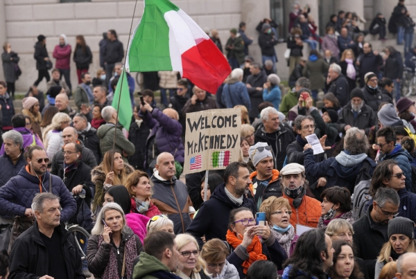 ▲이탈리아 밀라노에서 13일 백신 그린패스에 반대하는 시민들이 시위하고 있다. 밀라노/AP뉴시스
