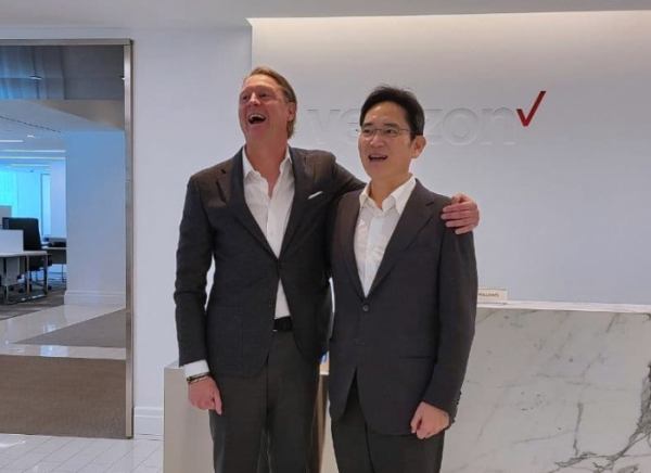 ▲17일(현지시간) 미국 뉴저지주 버라이즌 본사에서 만난 이재용 삼성전자 부회장(오른쪽)과 한스 베스트베리(Hans Vestberg) CEO(왼쪽)의 모습 (사진제공=삼성전자)