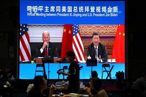▲16일 중국 베이징의 한 식당 화면에서 조 바이든 미국 대통령과 시진핑 중국 국가주석의 화상 정상회담 장면이 나오고 있다. 베이징/로이터연합뉴스
