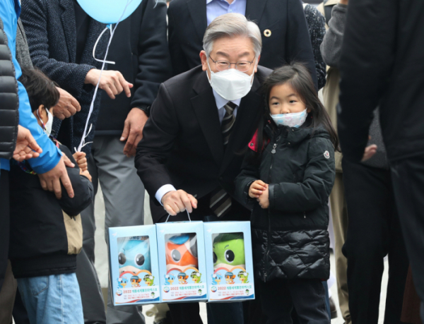 ▲이재명 더불어민주당 대선 후보가 20일 오전 충남 논산시 부적면 탑정호에서 어린이로부터 캐릭터를 선물 받은 뒤 기념촬영을 하고 있다. (연합뉴스)